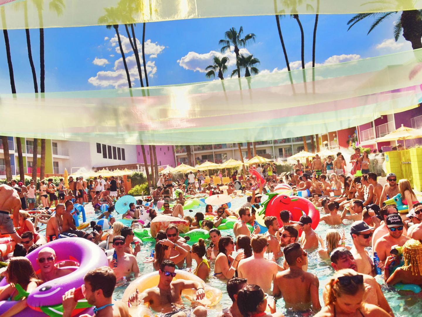 Splash House 水上乐园年度音乐狂欢节上尽情狂欢的人们