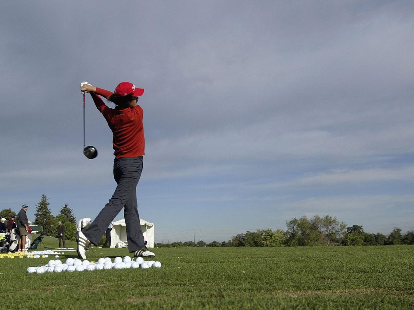 在博伊西艾伯森高尔夫公开赛上开球