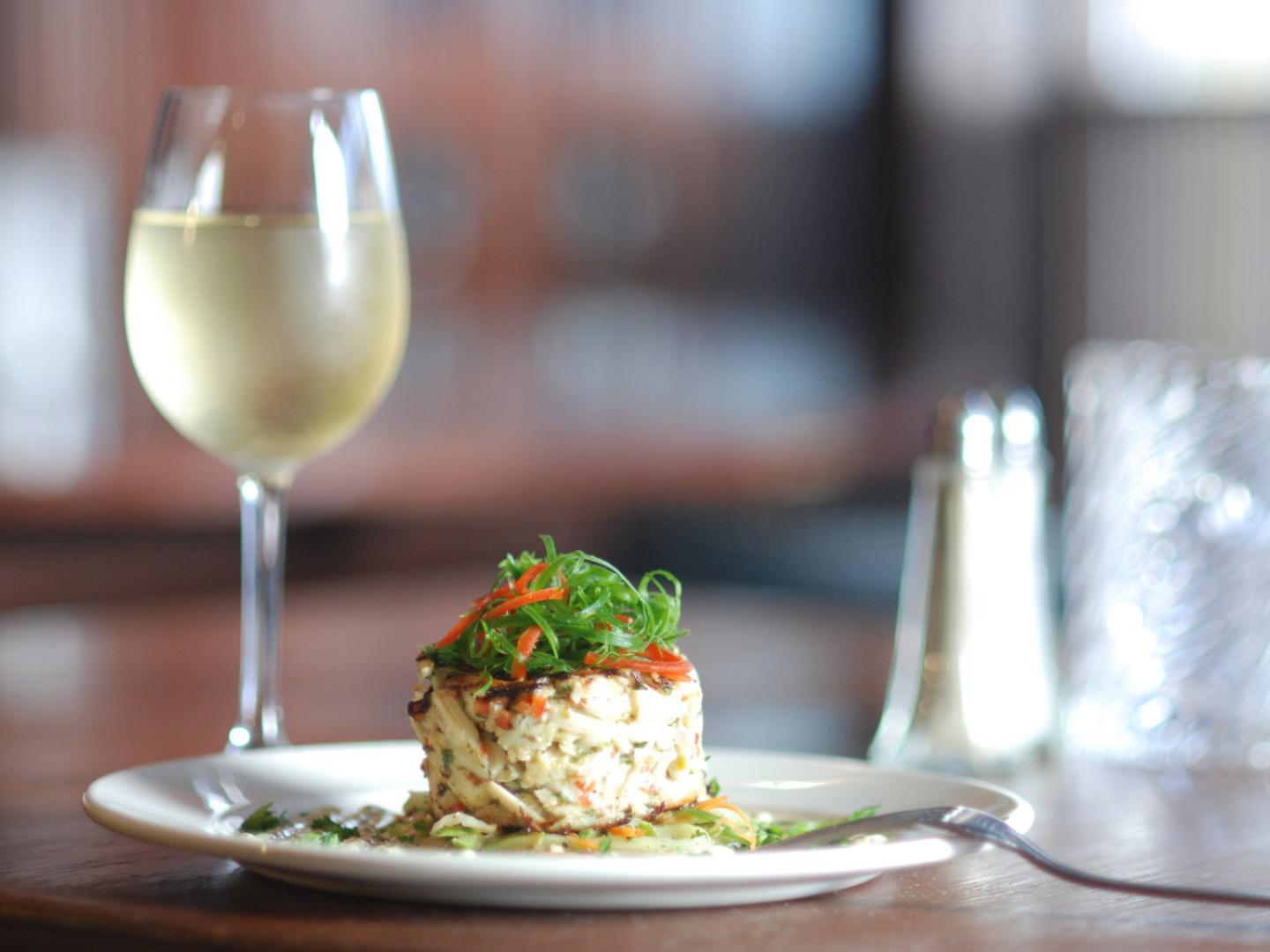 紐奧良餐廳擺盤精美的佳餚和葡萄美酒