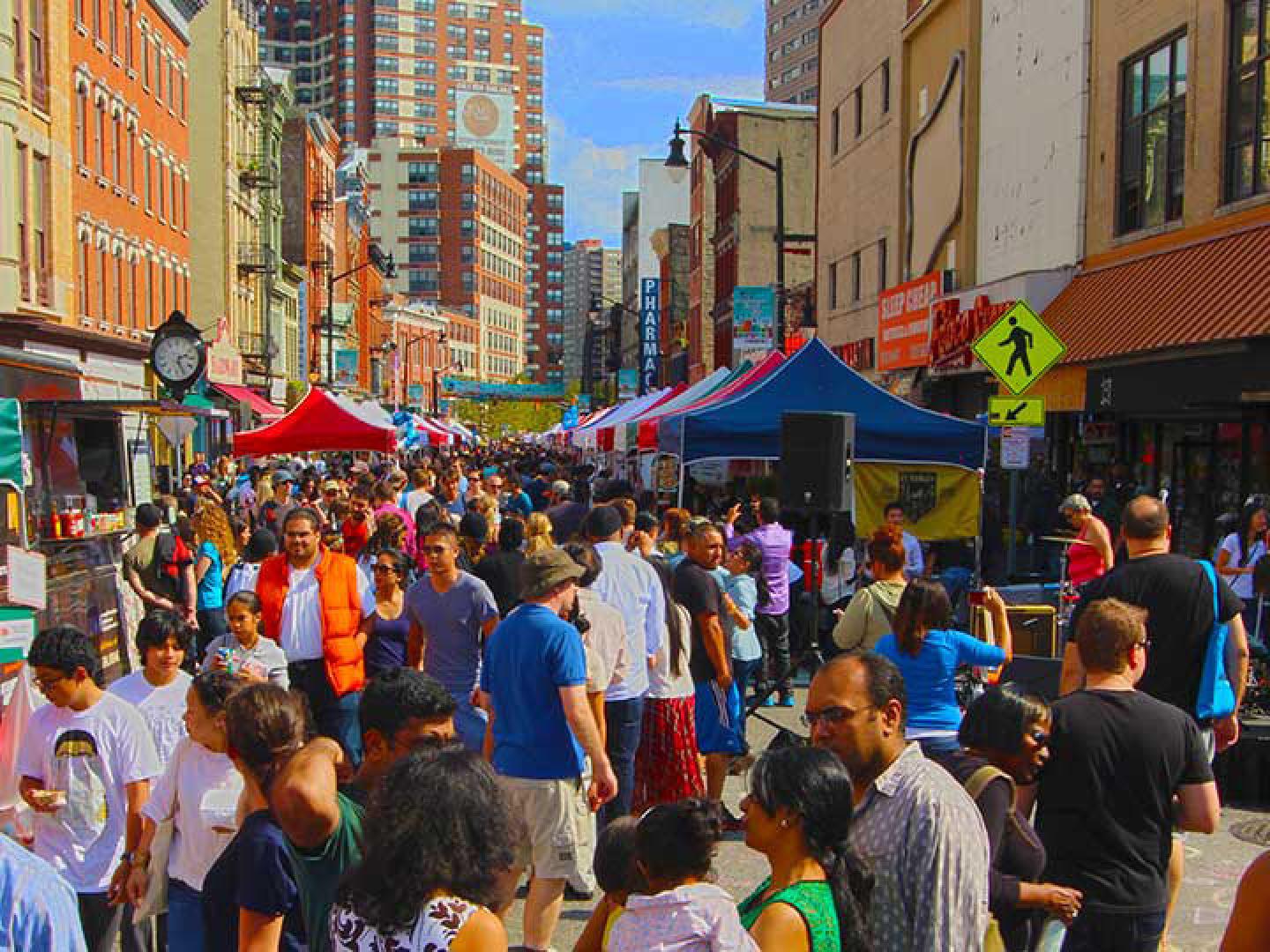在市中心风情街头展会的摊位前流连