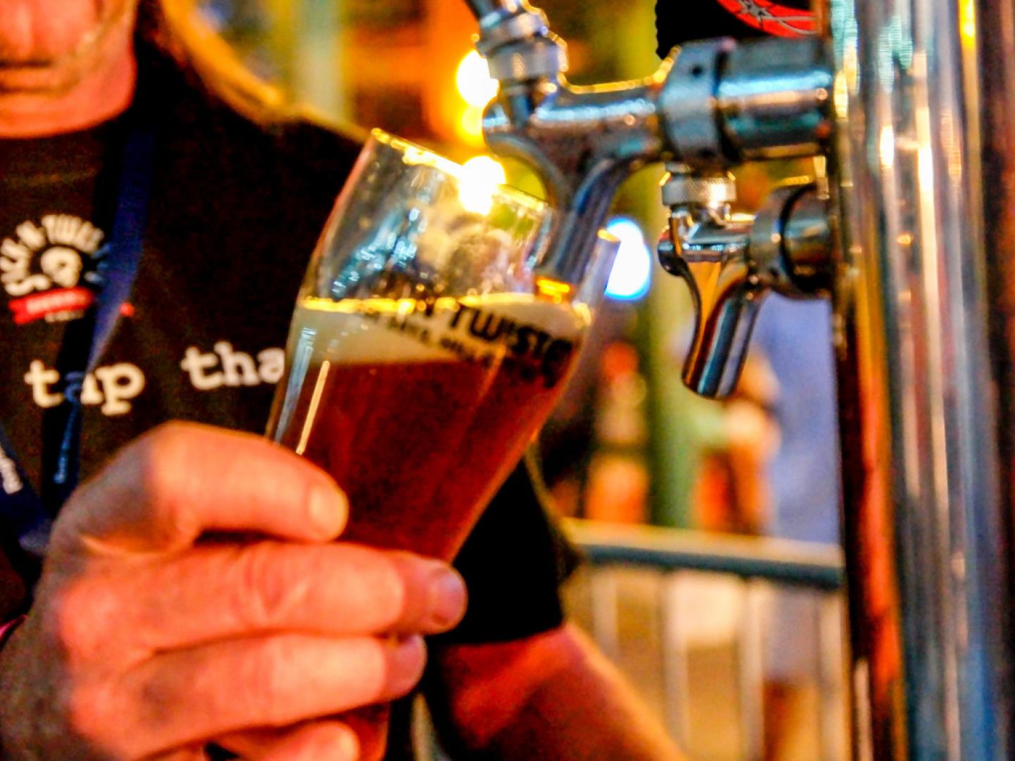 在夏延的懷俄明州啤酒節中倒杯手工啤酒