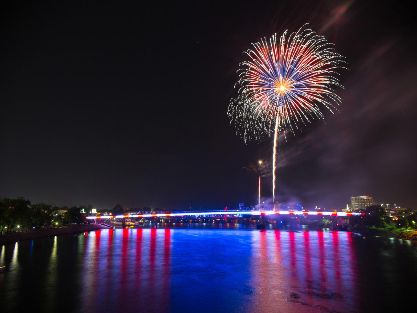 Pops on the River 音乐节上的星星和条纹灯光