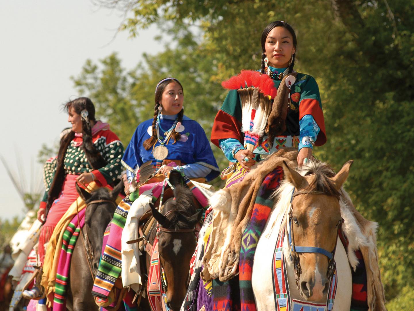 比林斯乌鸦庆典期间的活动，包括一个庆典、牛仔竞技、赛马和游行