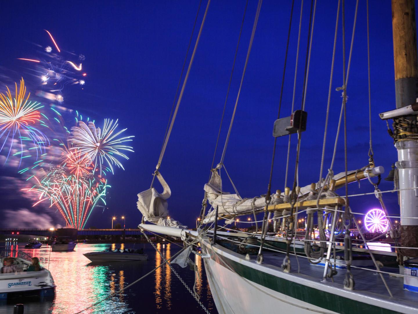 Fogos iluminando o céu e as águas de Bay City