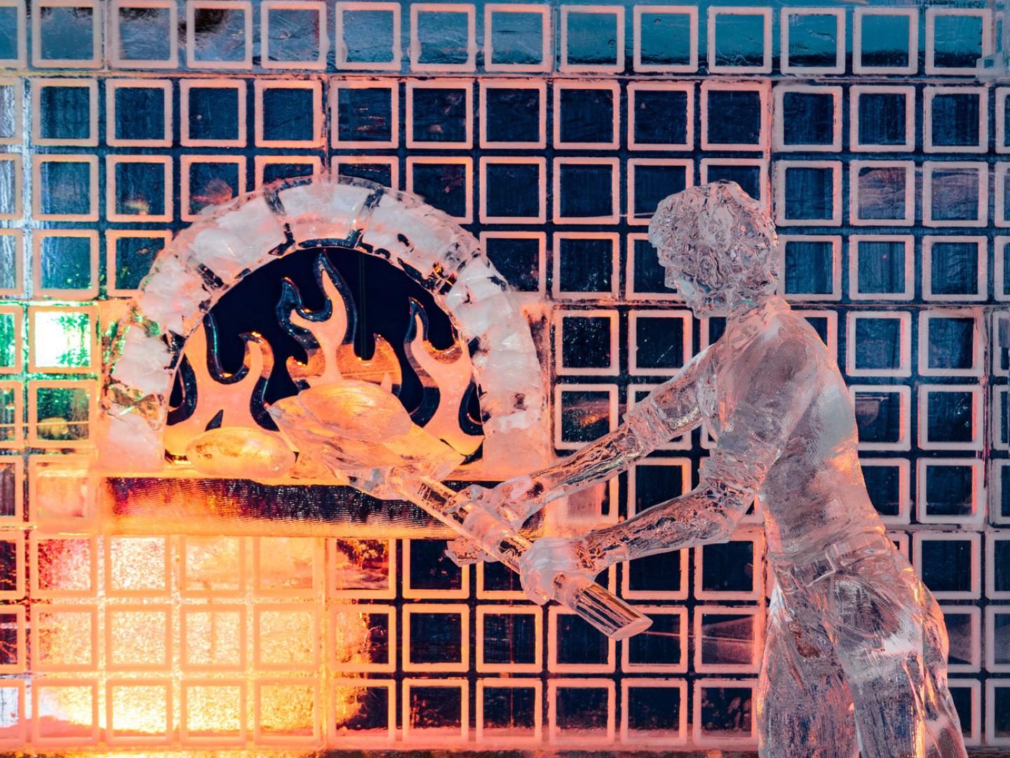 Escultura criativa de gelo em exibição no Festival de neve de Zehnder