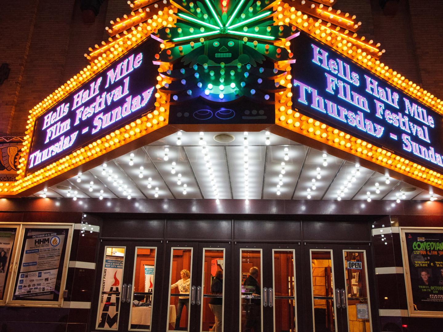 Marquise do teatro para o Festival de cinema e música Hell’s Half Mile