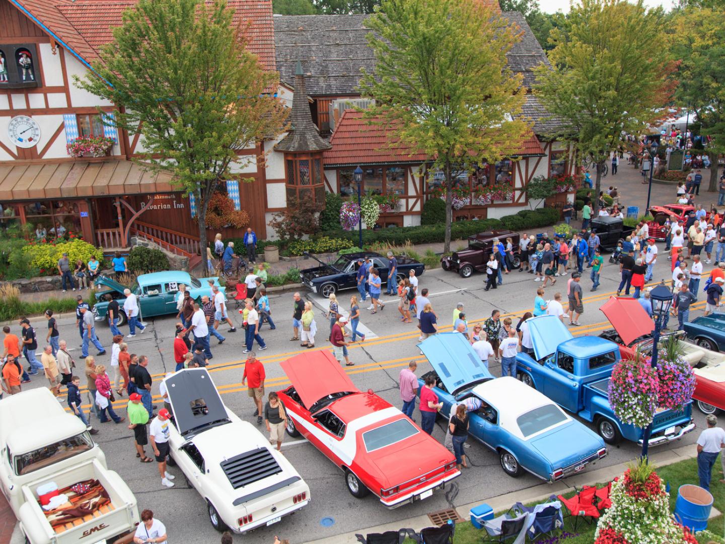 Multidões curtindo carros clássicos no Festival automotivo de Frankenmuth