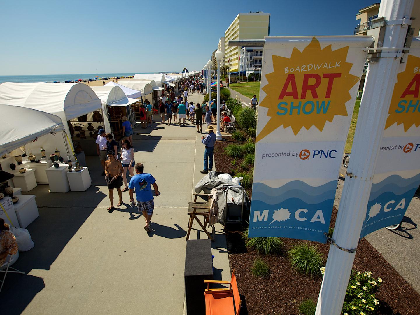 在晴朗无云的日子里，信步参观 Boardwalk 艺术展