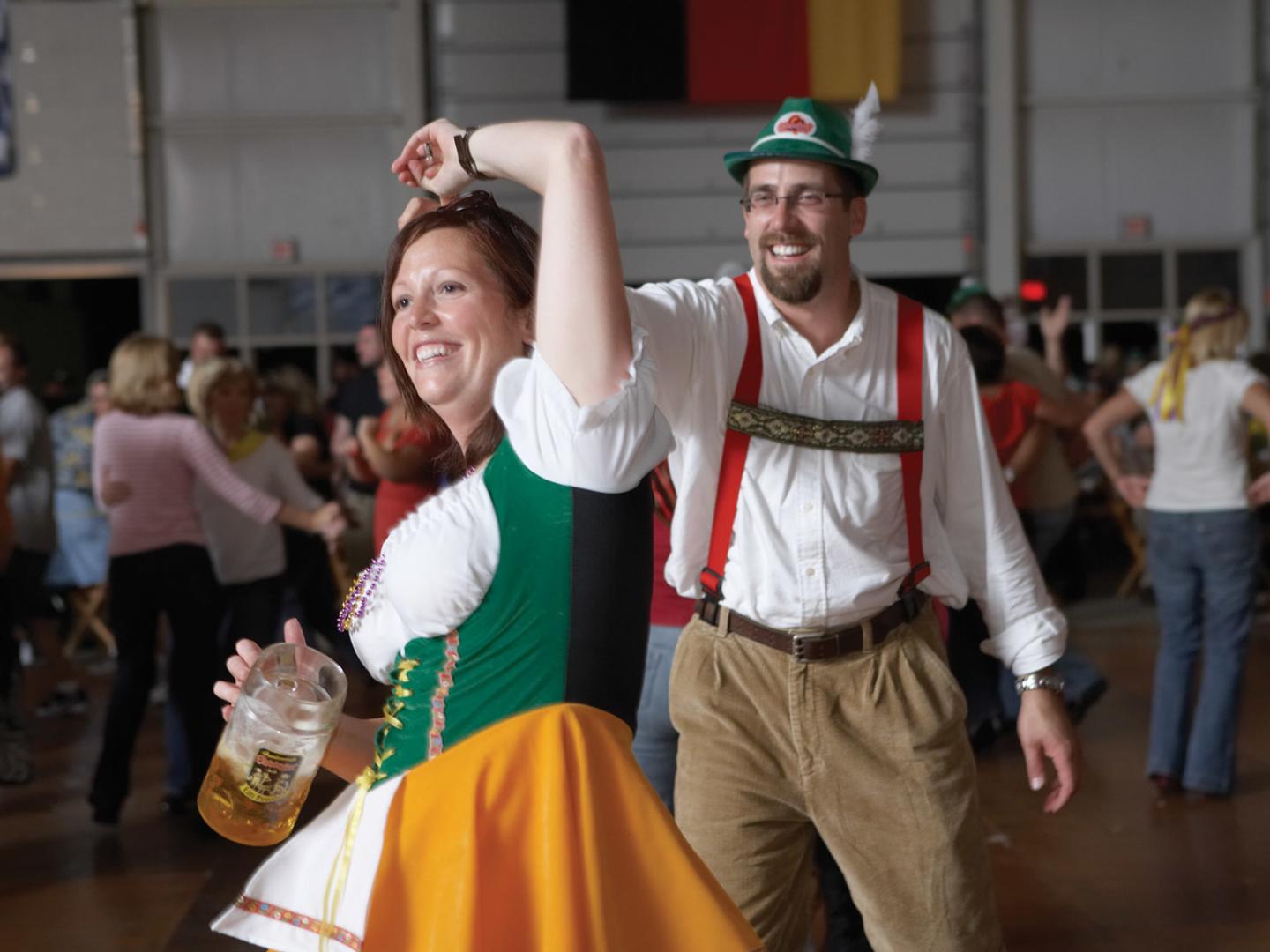 Dançando com trajes alemães tradicionais na Oktoberfest