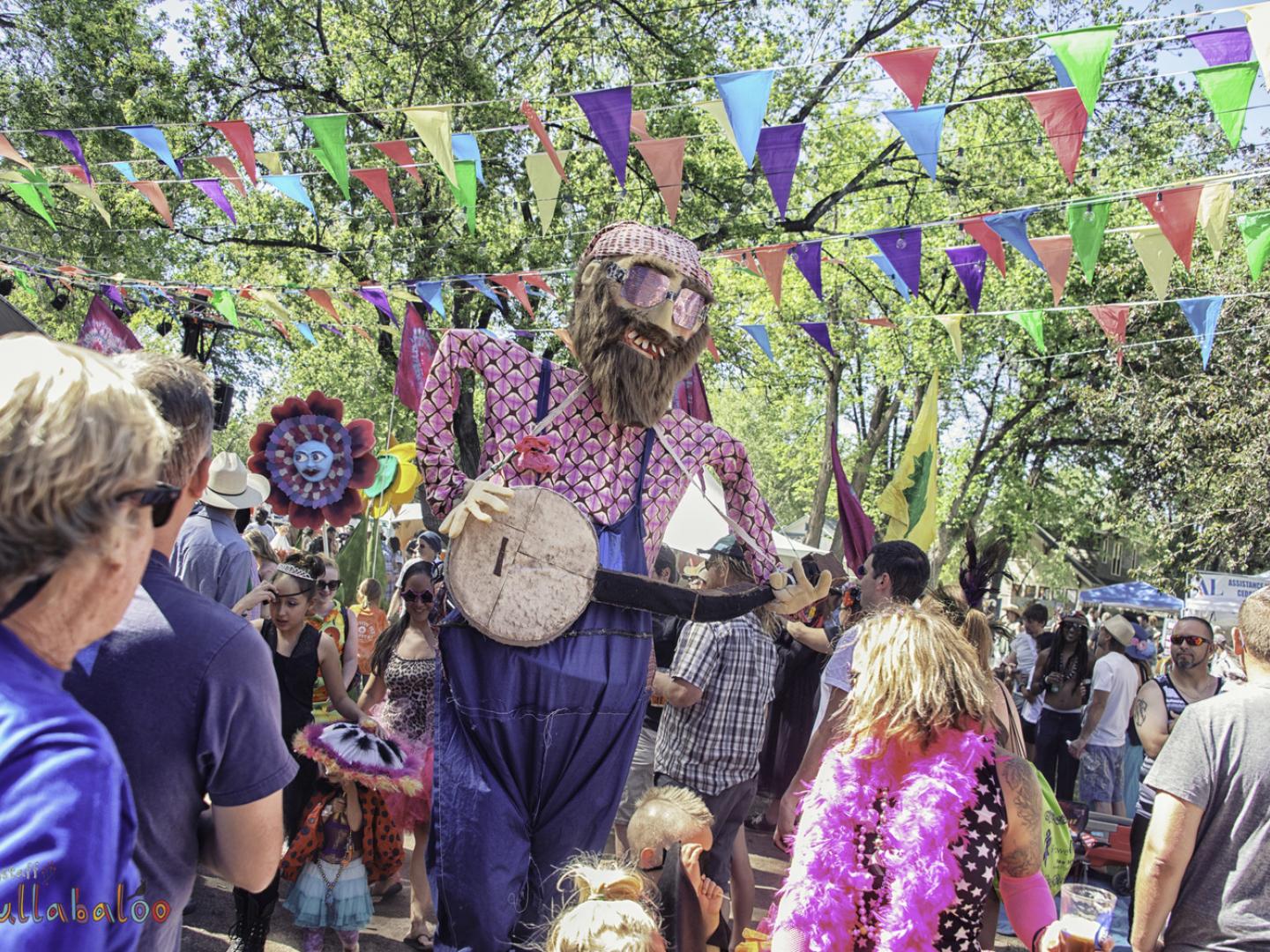 喧嚣节上有趣的人偶