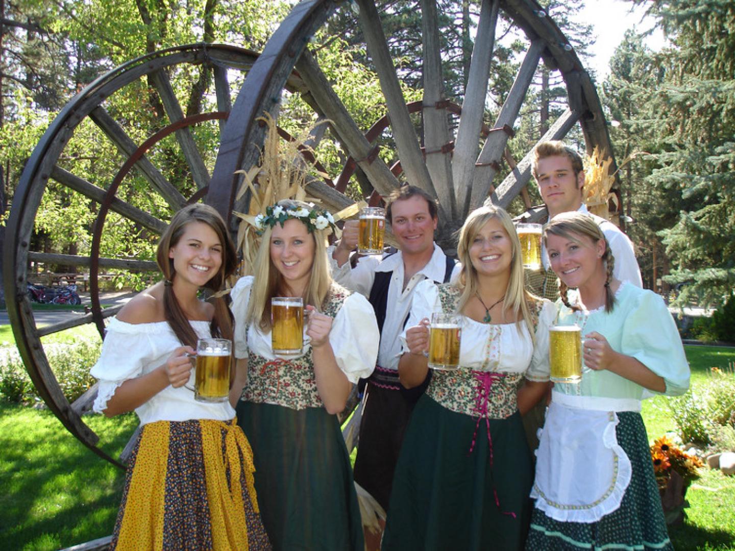 Camp Richardson 的慕尼黑啤酒节上笑盈盈的人群