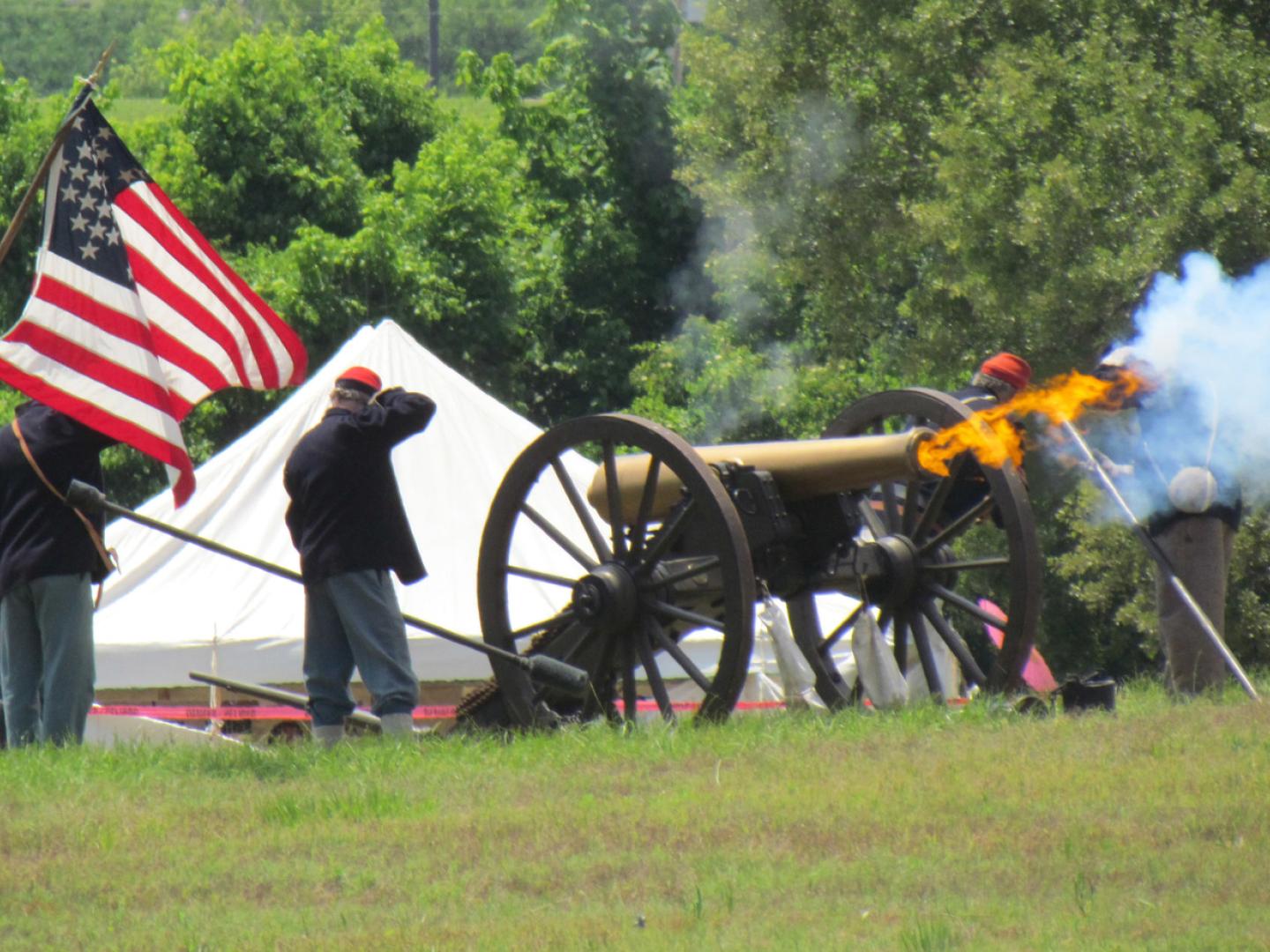 美国内战历史重现活动中身着军装的表演者