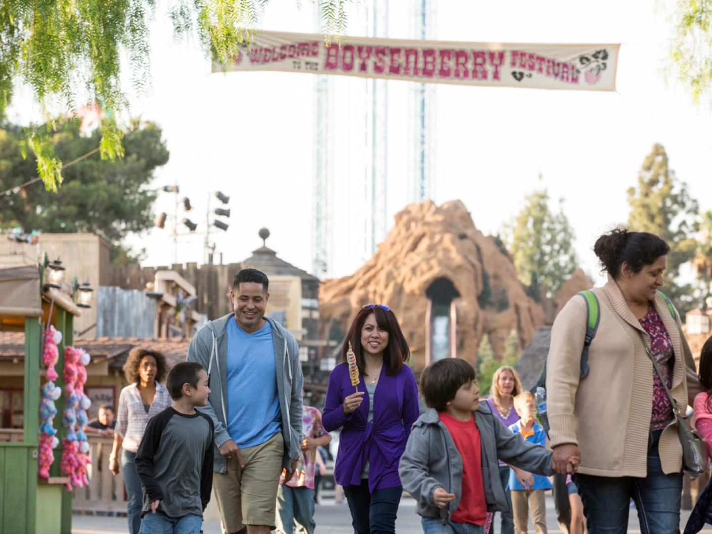 一家人开心地参加诺氏乐园博伊森莓节