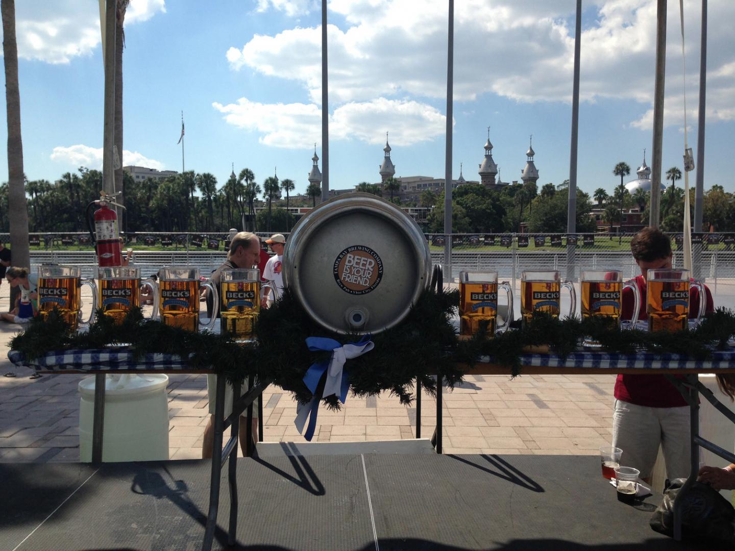 在柯蒂斯·希克森公园的坦帕慕尼黑啤酒节期间品尝德国啤酒