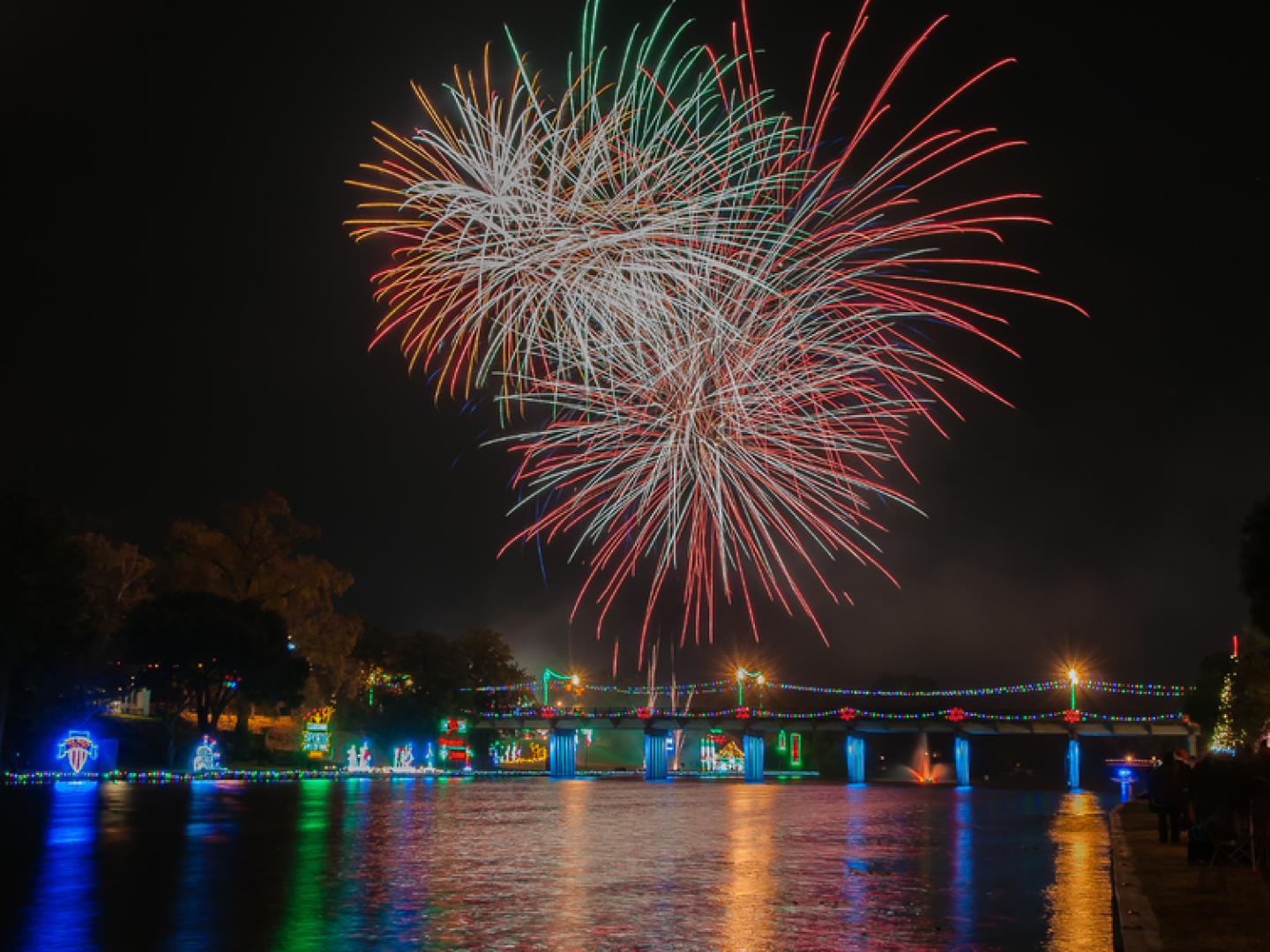 “开启灯光之夜假日节庆”期间的烟花和节日灯光