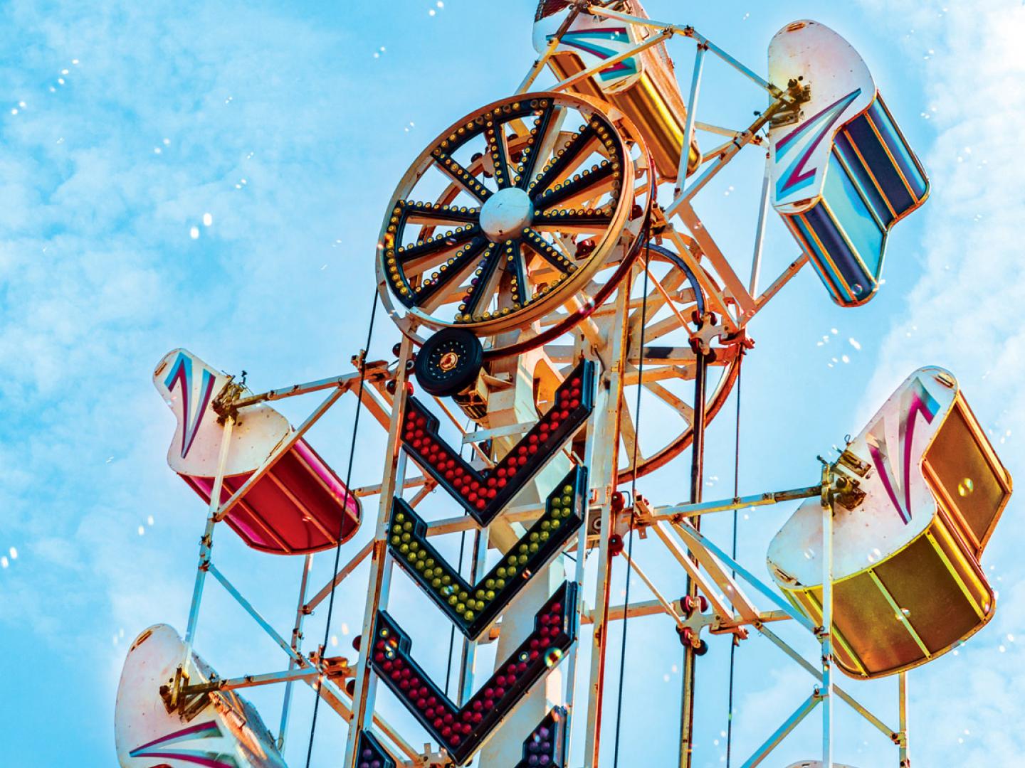 在加利福尼亚州的卡马里奥嘉年华和街头集市开办期间体验游乐园式的游乐设施