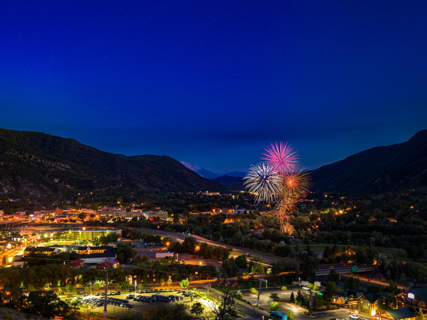 Fogos de artifício iluminam o céu em Glenwood Springs