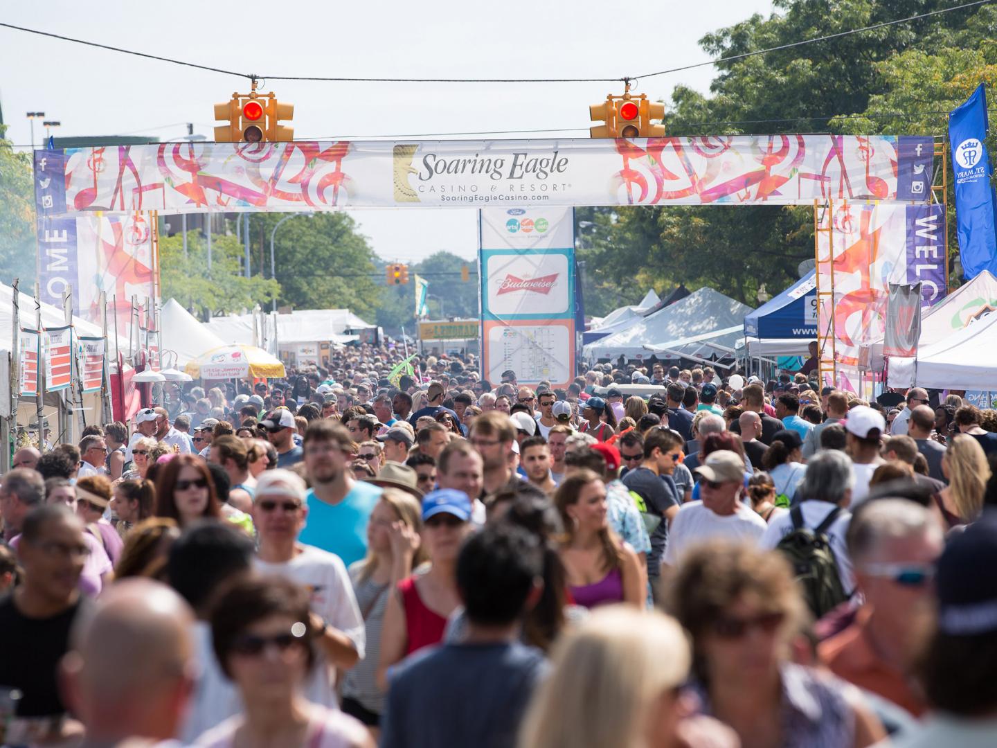 在艺术、音乐和美食节期间欣赏美食、音乐和艺术展览