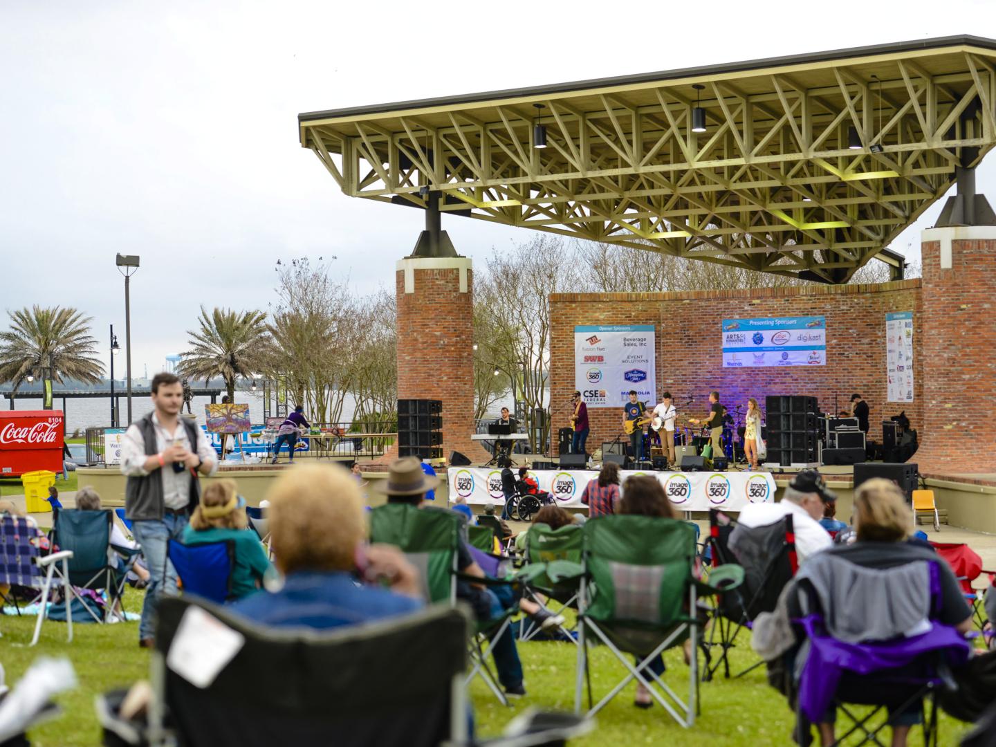 “湖滨的现场表演”活动期间欣赏莱克查尔斯湖滨的现场音乐表演