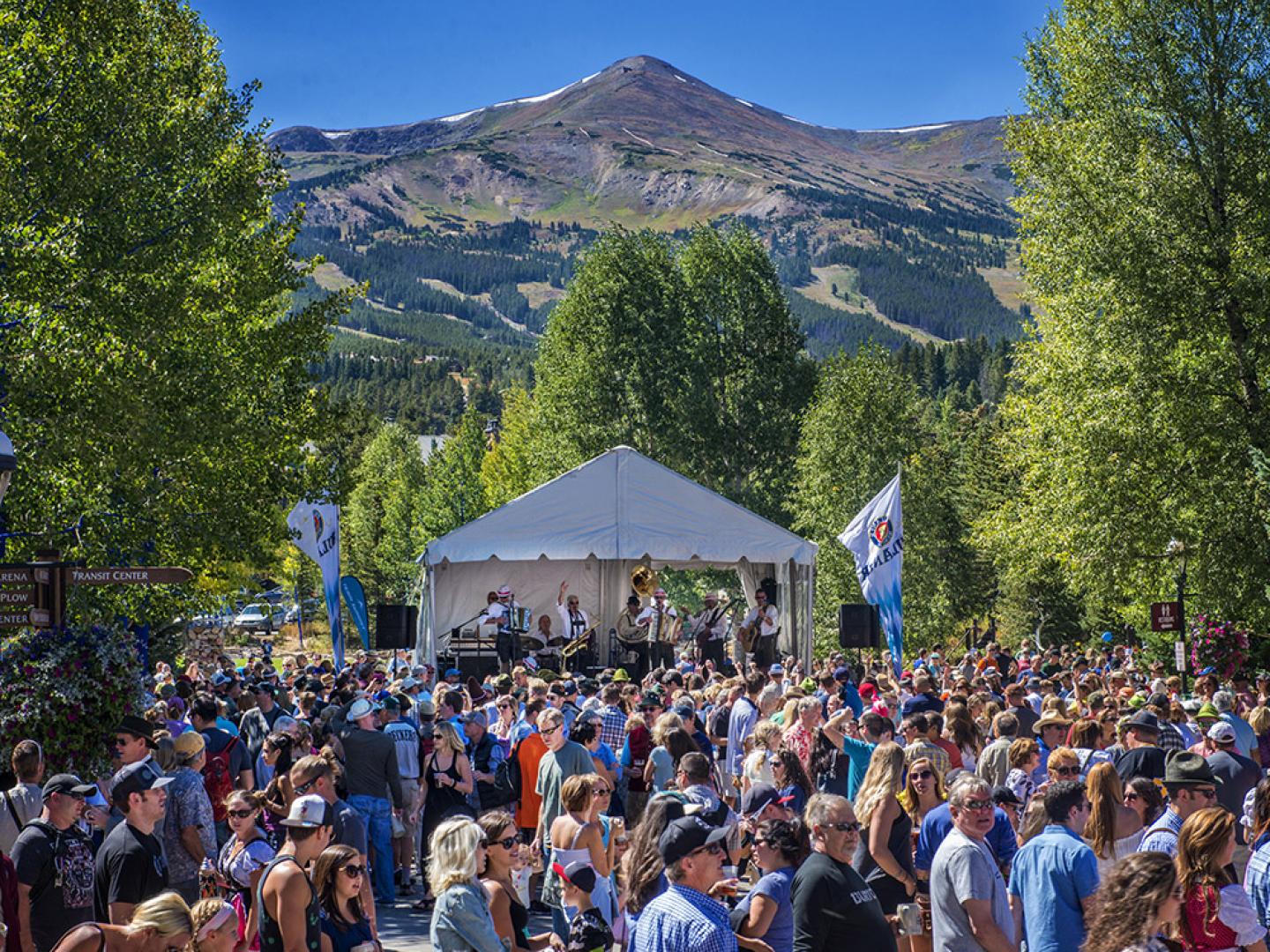 Foule réunie au pied des montagnes à l’occasion de la célèbre fête de la bière Oktoberfest