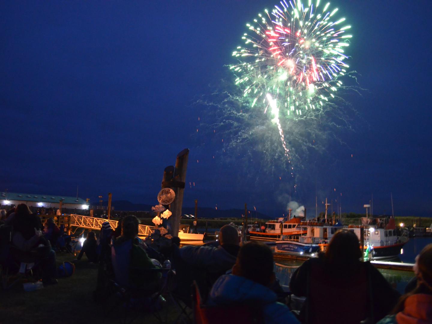 Observando los fuegos artificiales del 4 de Julio sobre las aguas de Long Beach