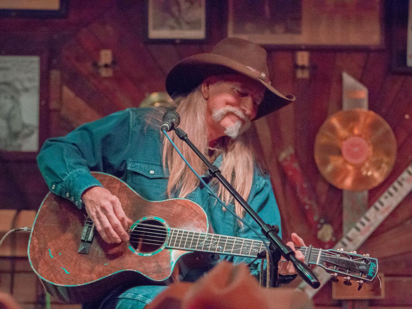 弗兰克·布朗国际作曲家节期间，在阿拉巴马州墨西哥湾海岸表演的作曲家