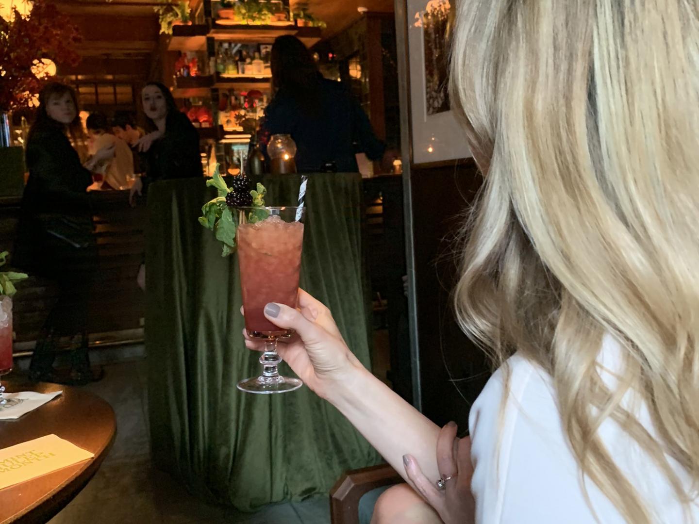 在肯塔基州路易维尔薄荷朱利酒月活动中啜饮薄荷冰酒