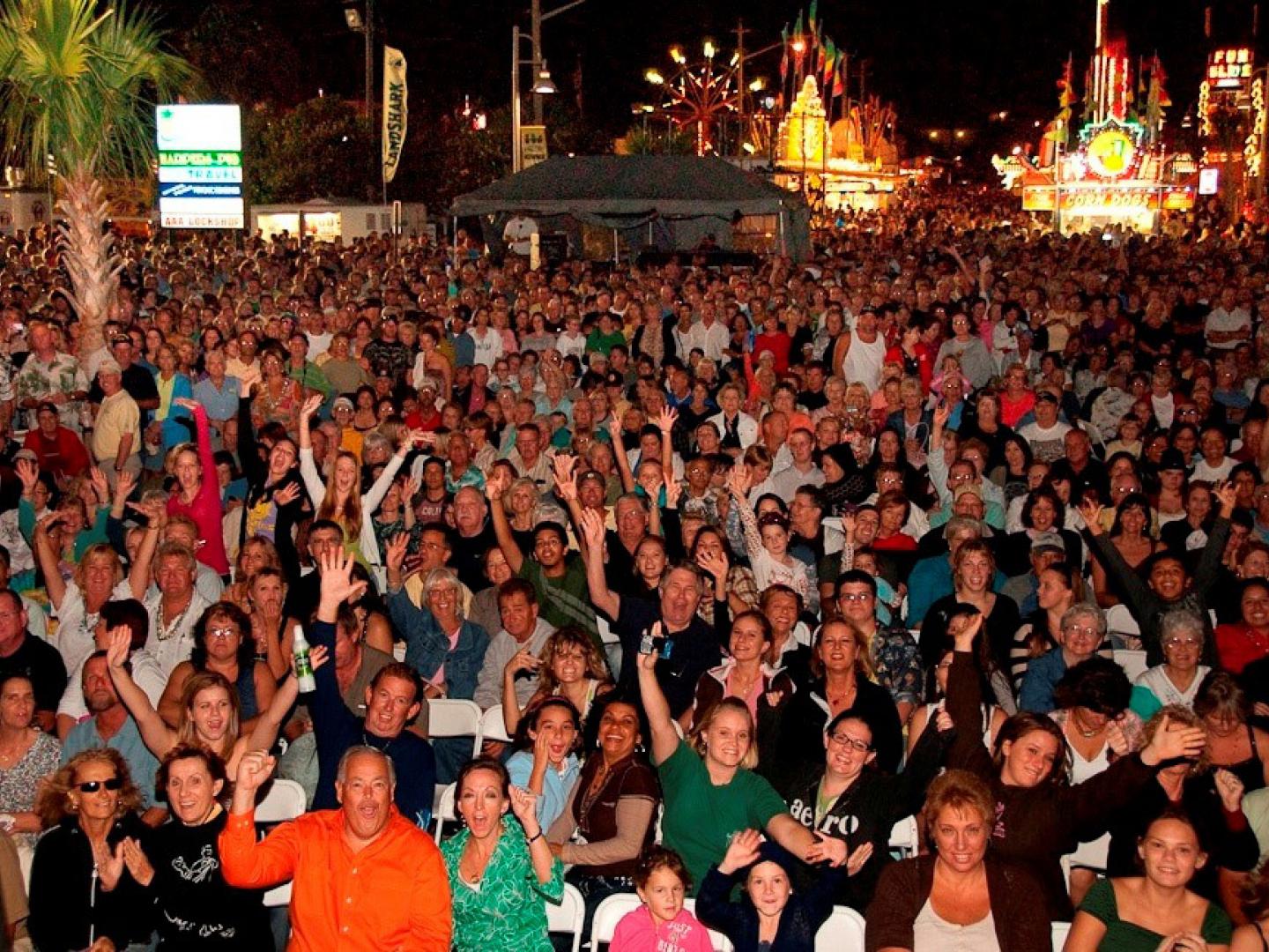 参与者在佛罗里达州詹森比奇菠萝节上庆祝