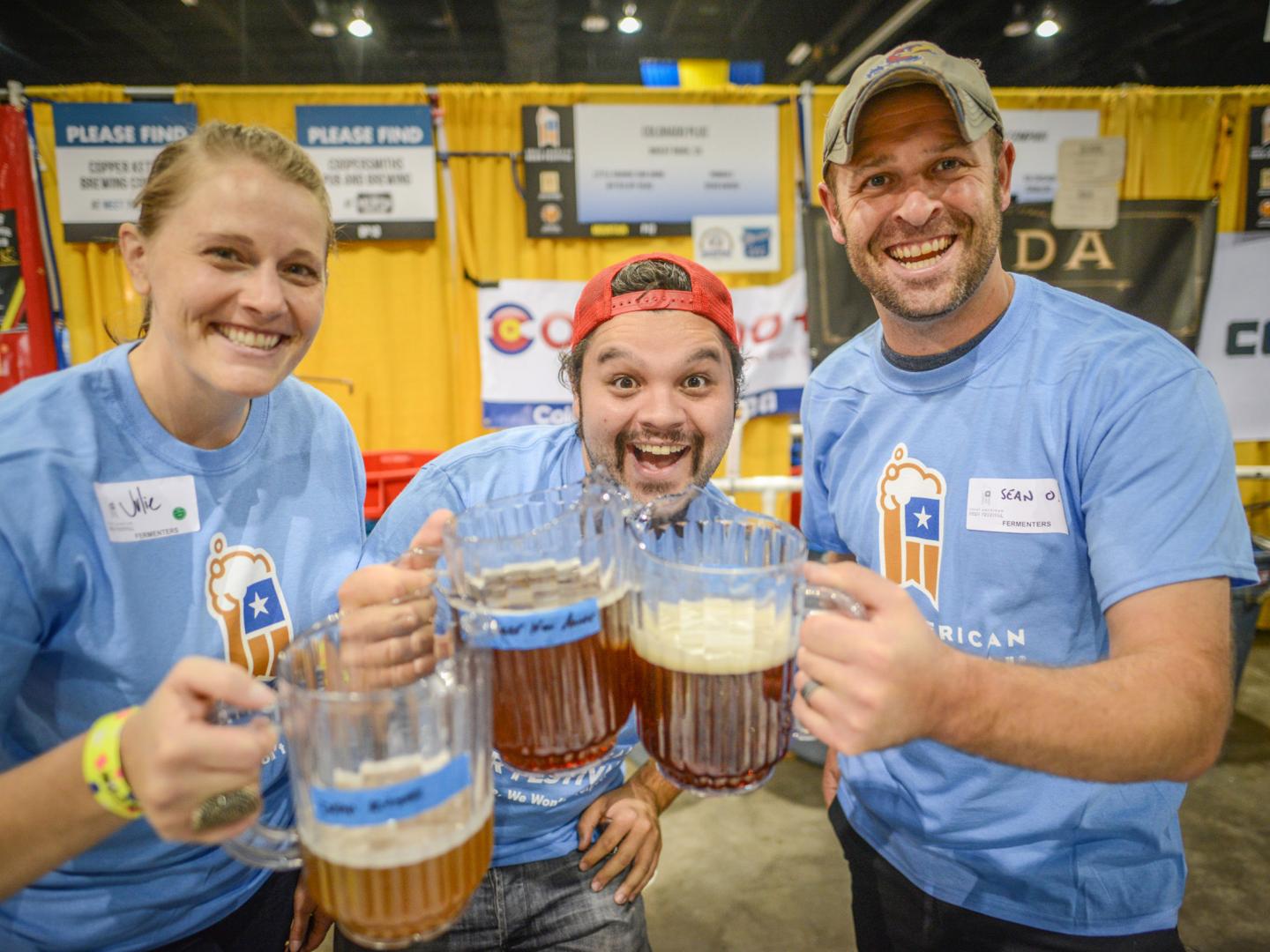 在科罗拉多州丹佛啤酒周上品尝精酿啤酒