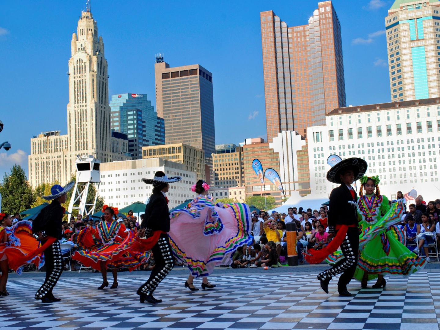 俄亥俄州哥伦布热那亚公园拉丁美洲艺术节期间的传统舞蹈表演