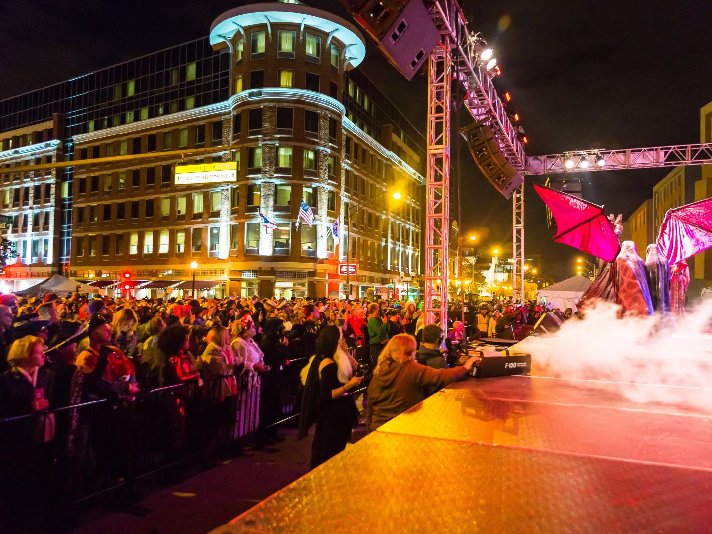 聚集在俄亥俄州哥伦布万圣节短北艺术区庆祝 HighBall Halloween 化装舞会的狂欢者