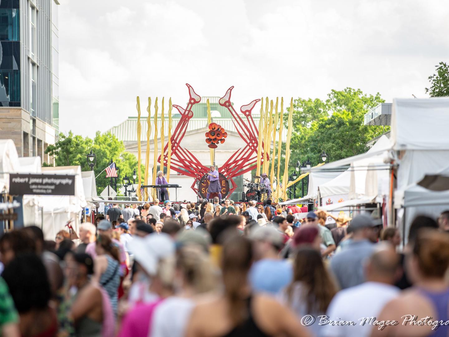 노스캐롤라이나주 롤리의 아트플로저 페스티벌에서 열리는 콘서트 관람