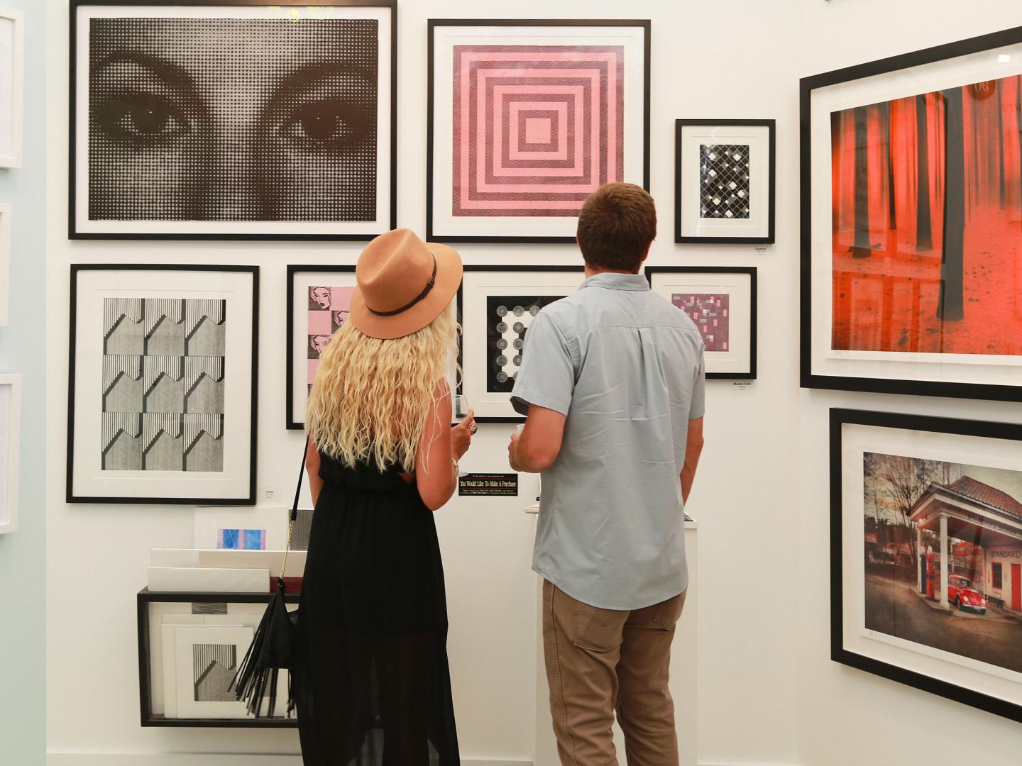 在加利福尼亚州拉古纳海滩的艺术节上欣赏艺术品