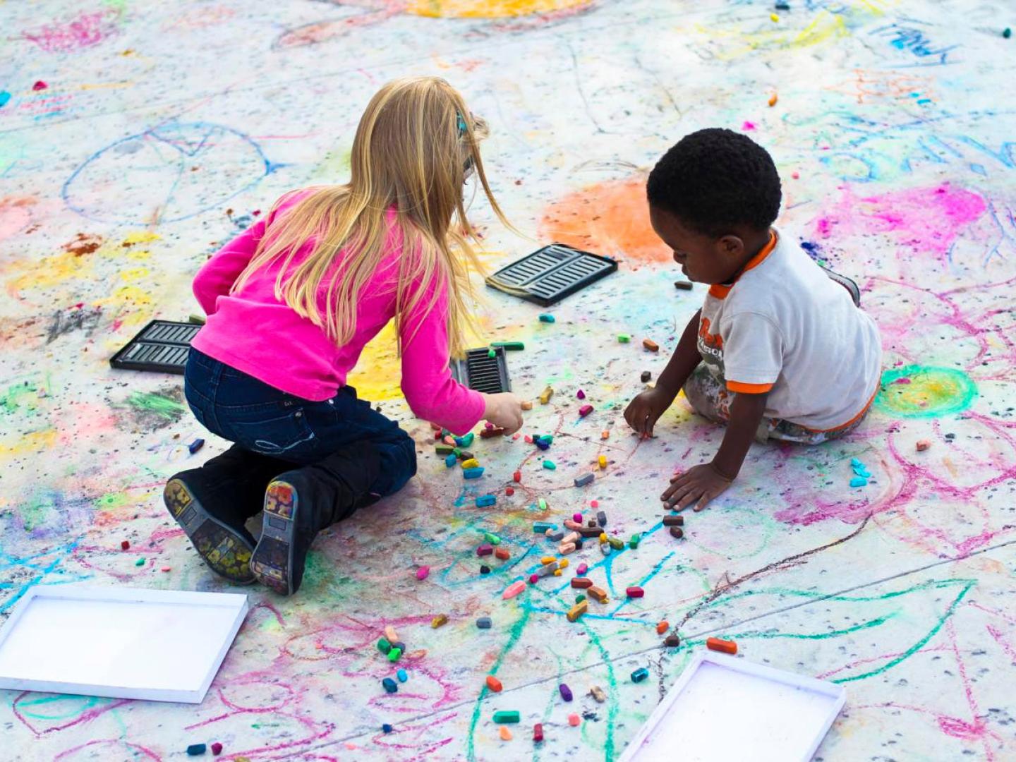 佛罗里达州布雷登顿 ArtSlam 国际音乐艺术节体验交互式艺术作品的儿童