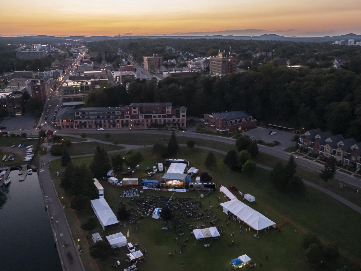 ミシガン州マーケットのブルースフェスティバルの上空からの眺め