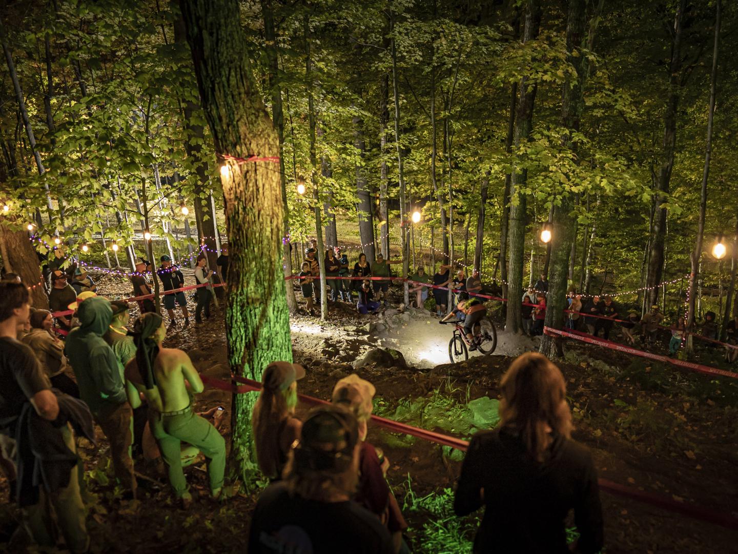 ミシガン州のマーケットフォール長距離耐久レースでのマウンテンバイク競争