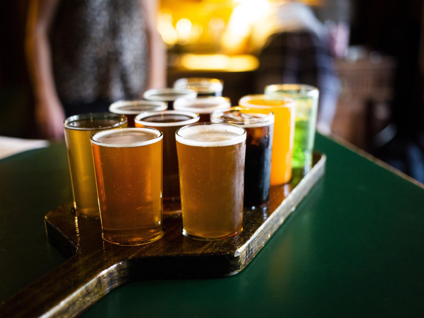 在加利福尼亚州维塞利亚精酿啤酒节期间展示的精酿啤酒