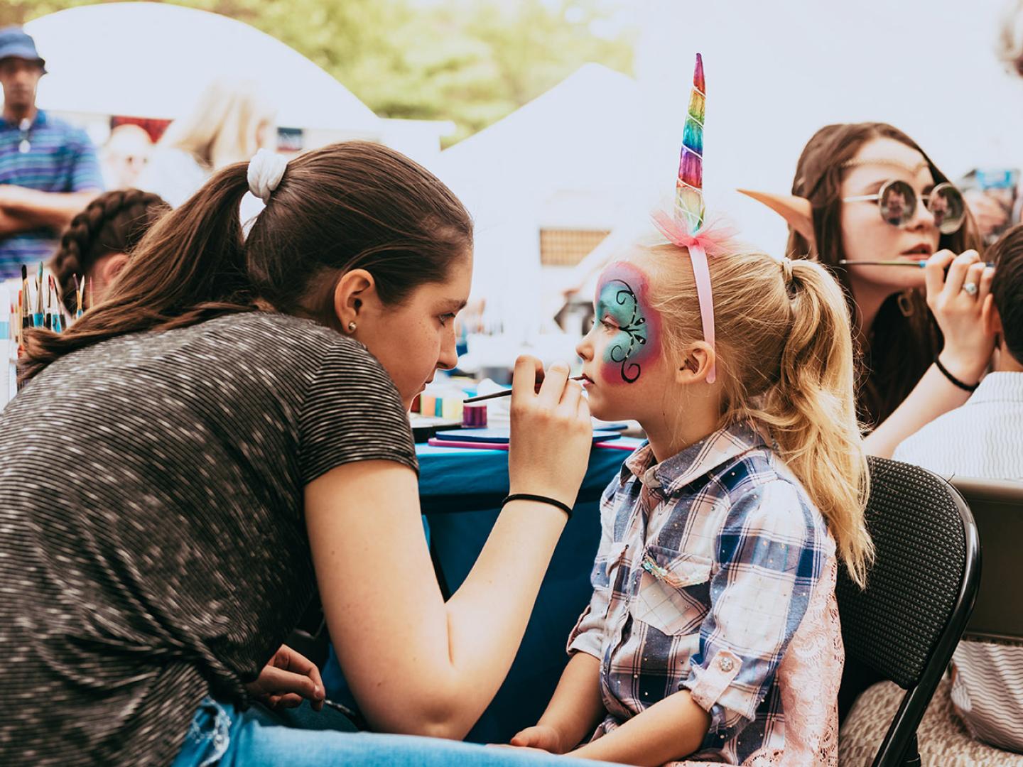 田纳西州富兰克林历史悠久的主街上如火如荼的南瓜节