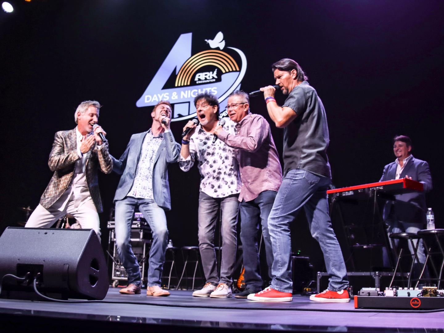 众多歌手在于肯塔基州 Ark Encounter 主题公园举办的 40 Days and 40 Nights of Gospel Music 音乐节上一展歌喉