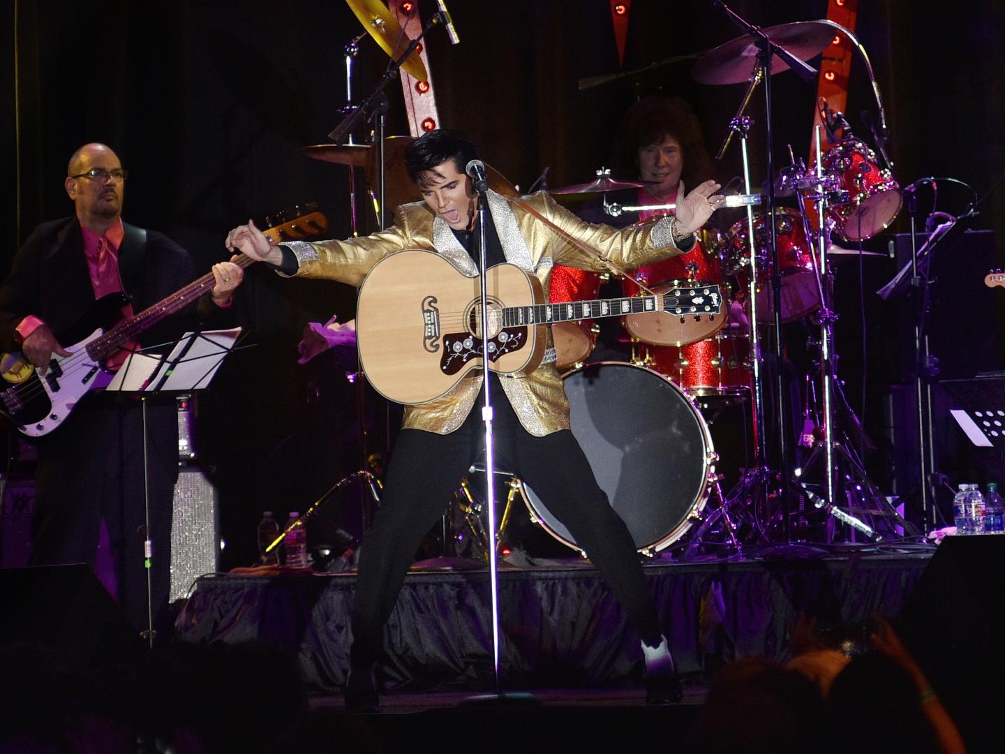 田纳西州孟菲斯 Elvis Week 庆典活动，扮演猫王的人们正在激情演出