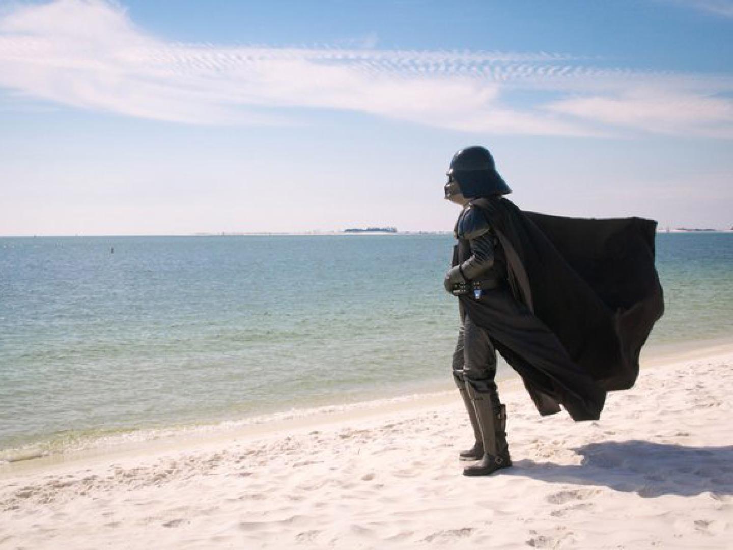 在佛罗里达州彭萨科拉的 Pensacon 展会上，一位参与者打扮成达斯·维德的样子