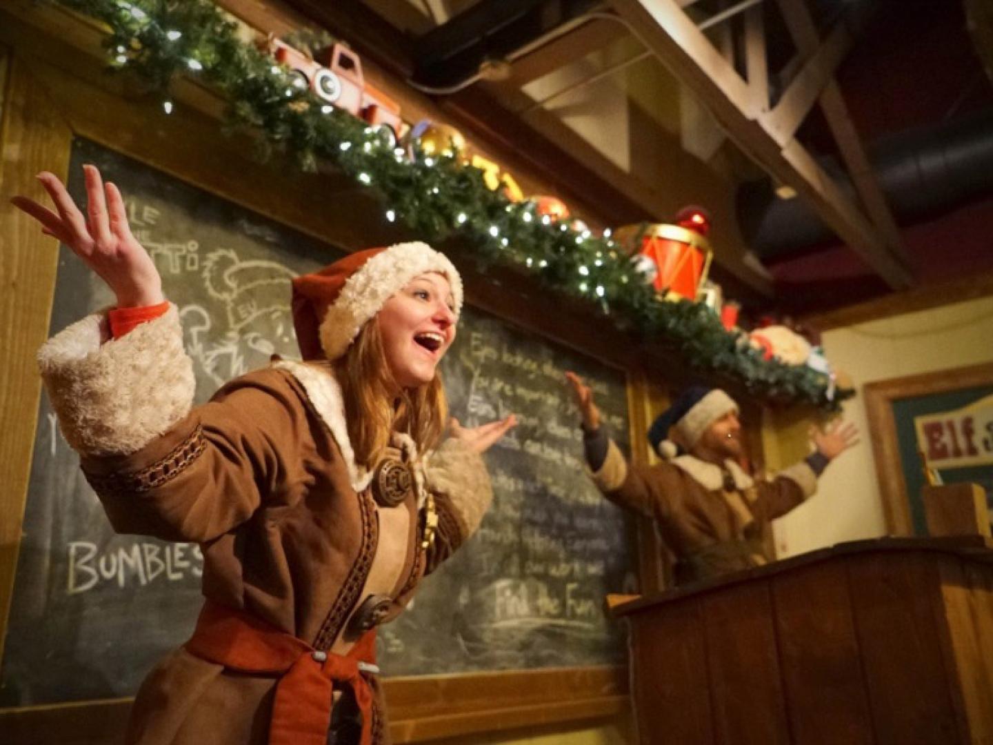 亚利桑那州弗拉格斯塔夫，北极体验活动中装扮成精灵的主持人在迎接游客