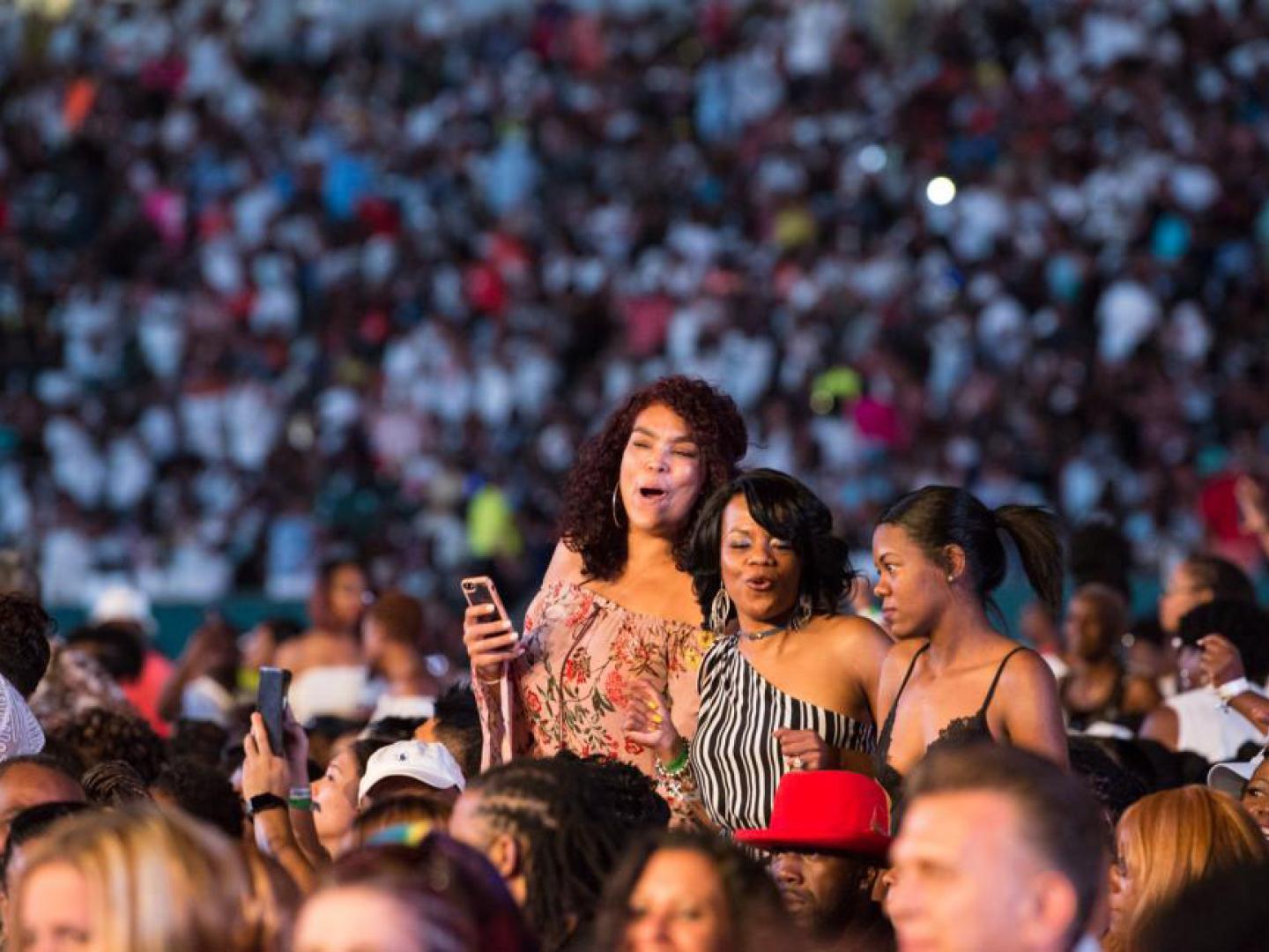 俄亥俄州辛辛那提音乐节参与者在欢乐的氛围中跟唱