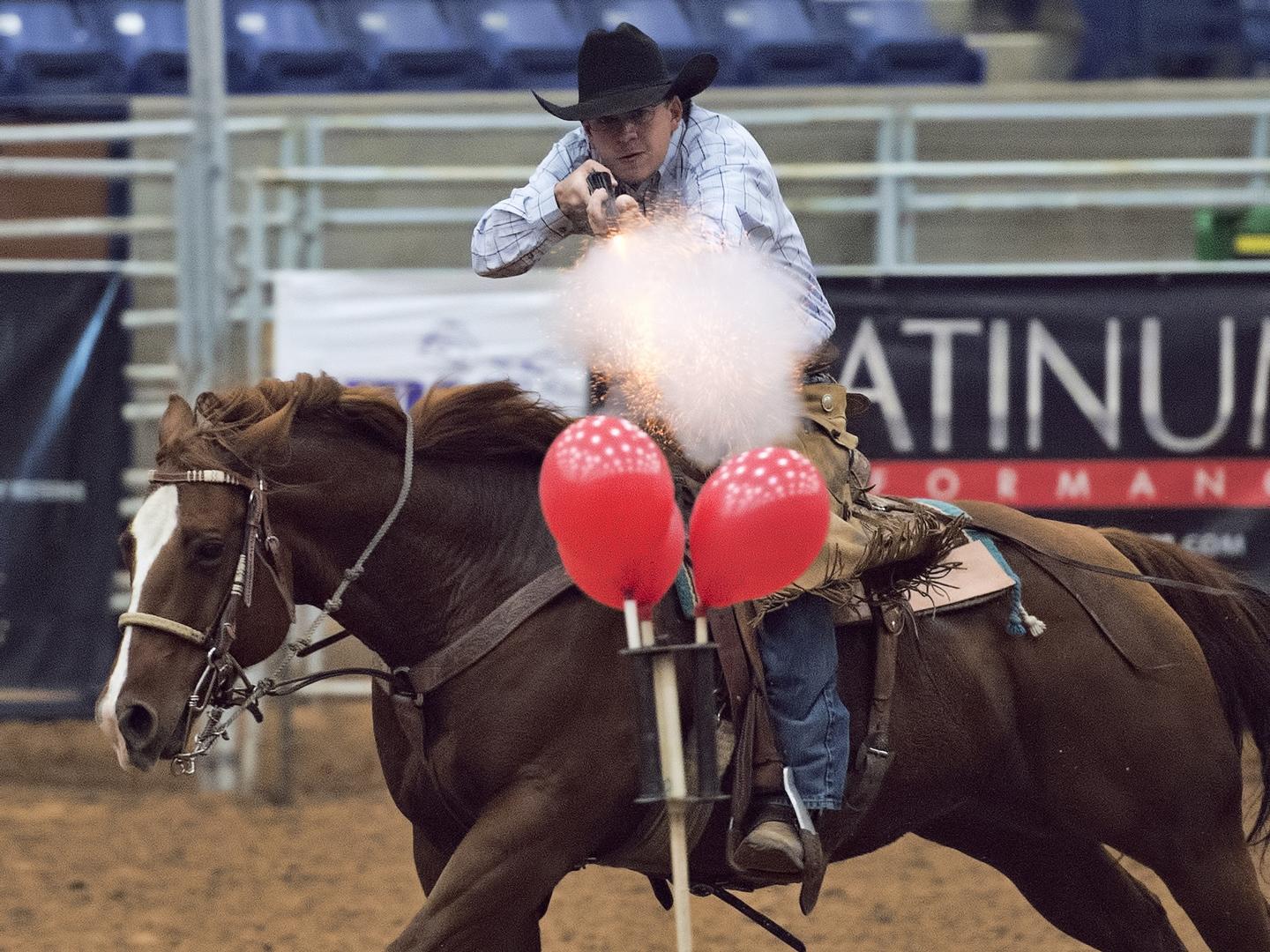 在德克萨斯州阿马里洛举办的 Cowboy Mounted Shooting Association 世界锦标赛上展示技能