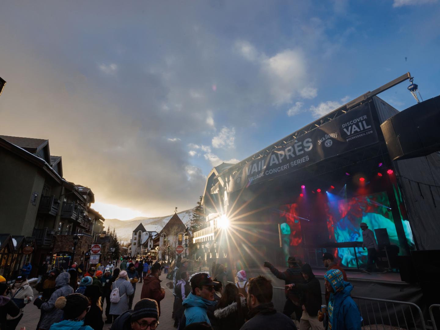 科罗拉多州 Vail Aprés Spring Concert 音乐会期间在街头跳舞