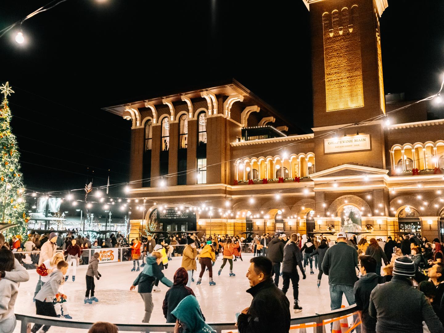 滑冰爱好者在德克萨斯州格雷普韦恩的德克萨斯州圣诞之都活动期间欣赏这个季节的装饰物品