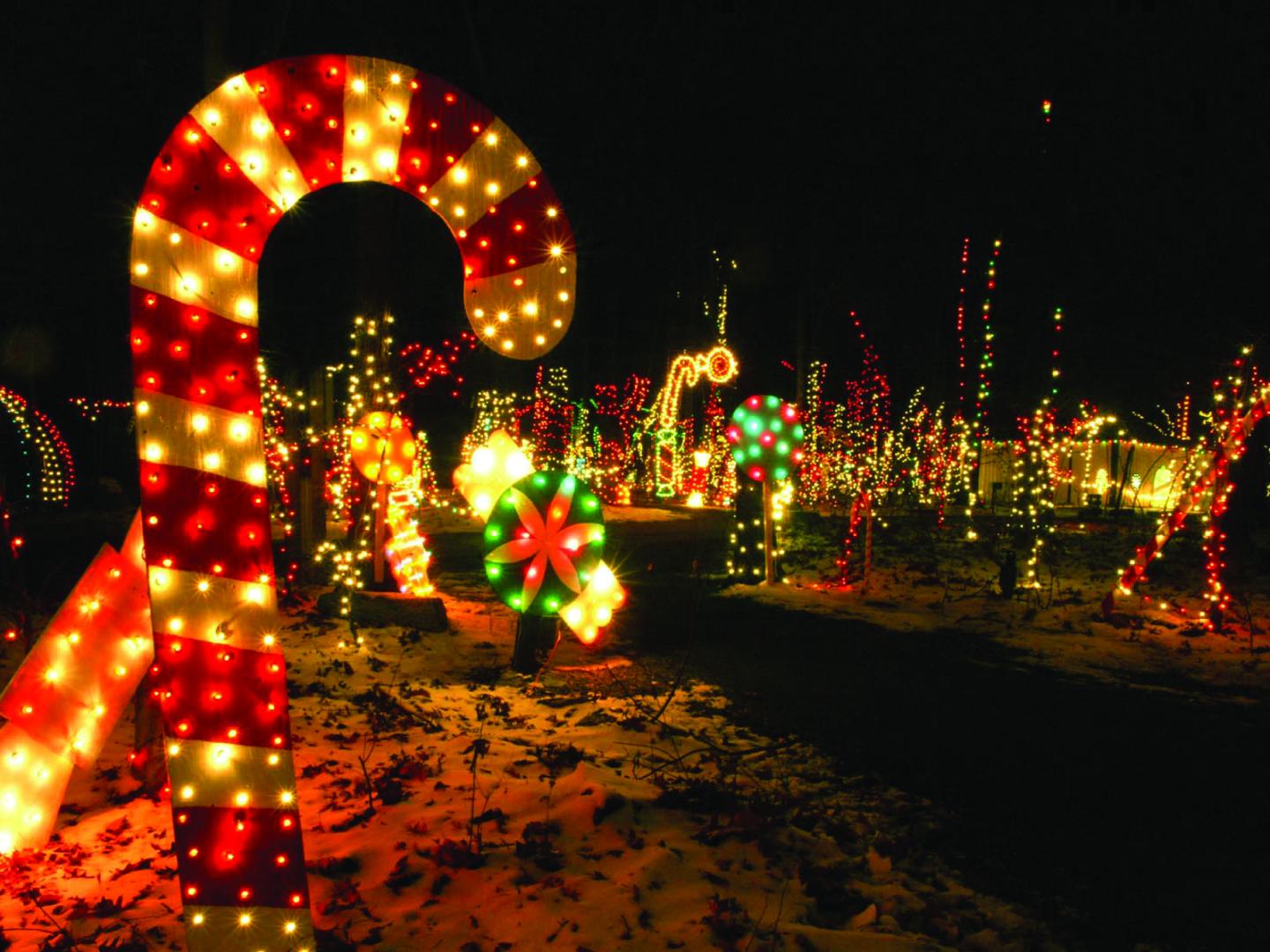 Las decoraciones de temporada iluminan el Codorus State Park cerca de York, Pensilvania