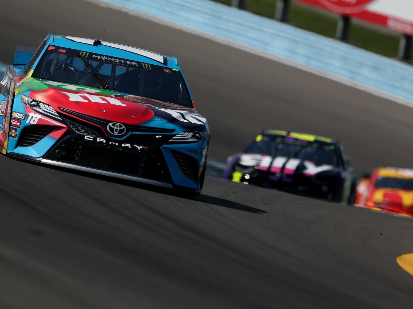 在纽约州沃特金斯峡谷的 Go Bowling at the Glen 纳斯卡汽车赛上，赛车竞相飞驰