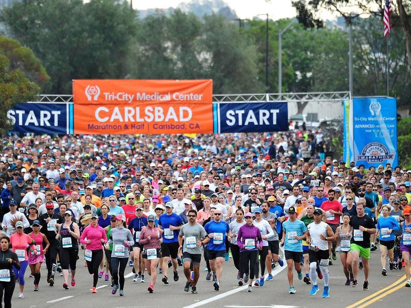 参加加利福尼亚州卡尔斯巴德马拉松的选手