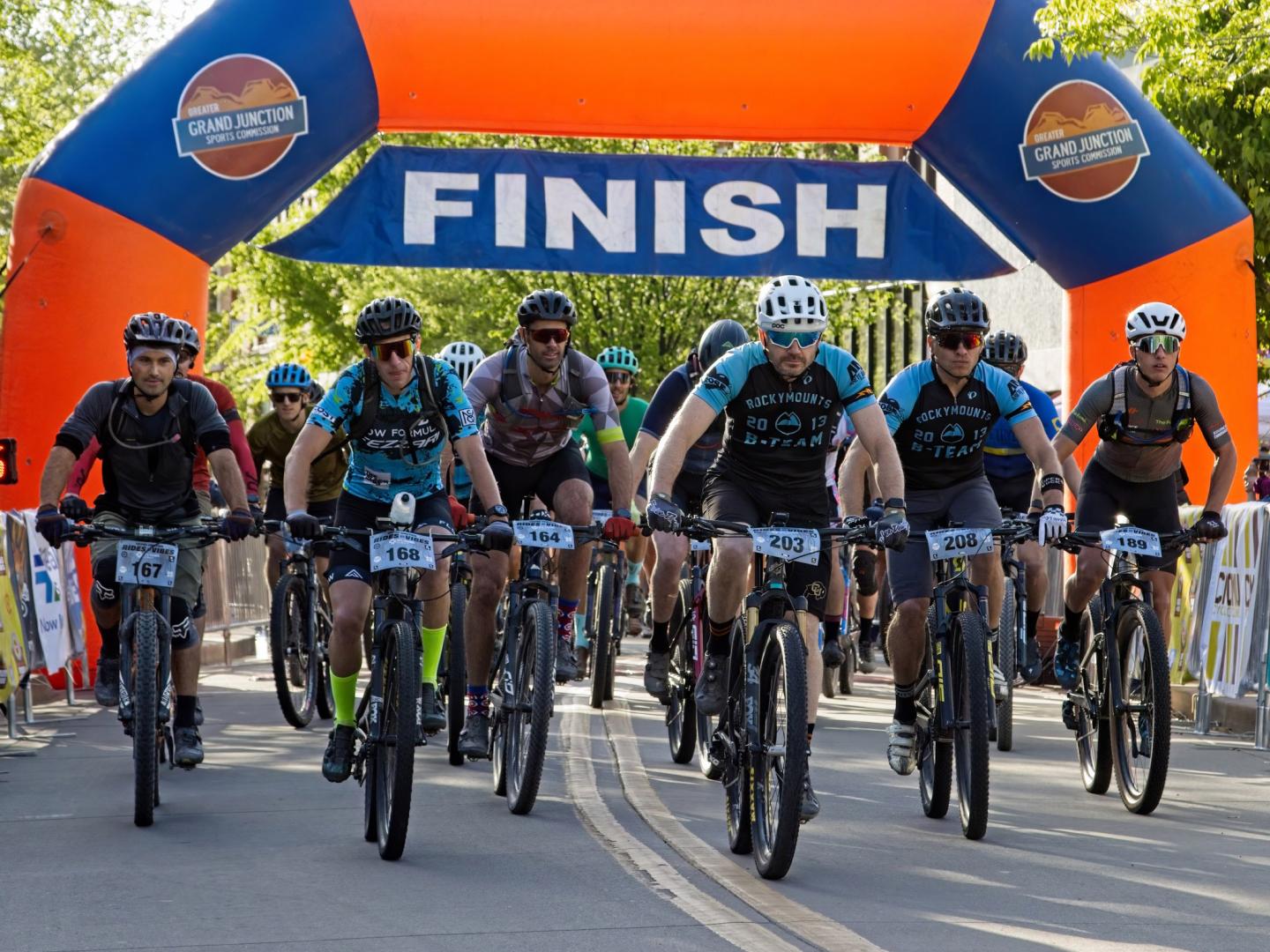 在科罗拉多州大章克申的 Grand Junction Rides & Vibes 庆典上尽情享受的骑行者